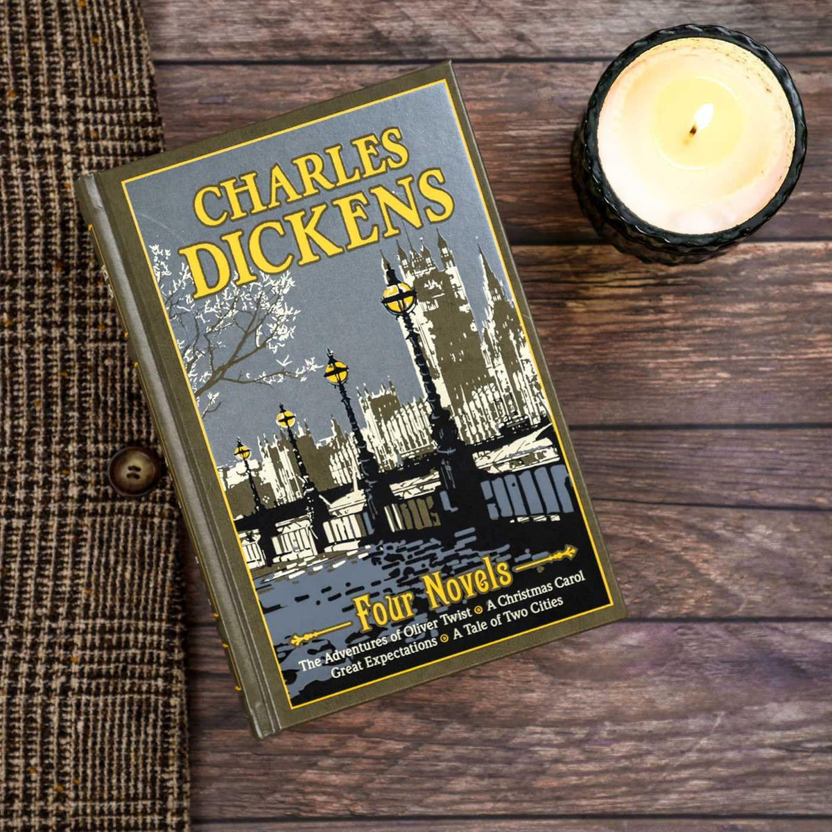 Charles Dickens Four Novels: The Adventures of Oliver Twist, a Christmas Carol, Great Expectations, a Tale of Two Cities (Leather-bound Classics)