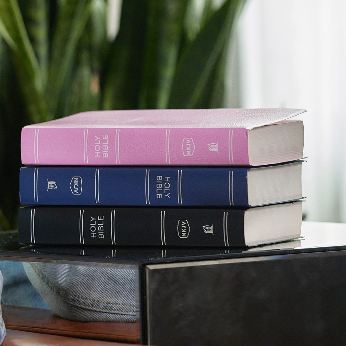 NKJV, Gift and Award Bible, Leather-Look, Pink, Red Letter, Comfort Print