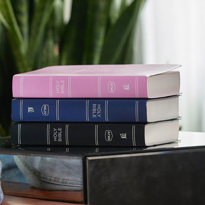 NKJV, Gift and Award Bible, Leather-Look, Pink, Red Letter, Comfort Print