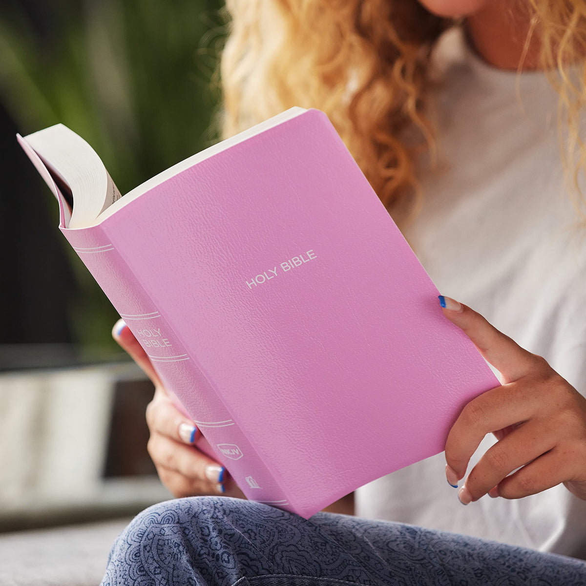 NKJV, Gift and Award Bible, Leather-Look, Pink, Red Letter, Comfort Print